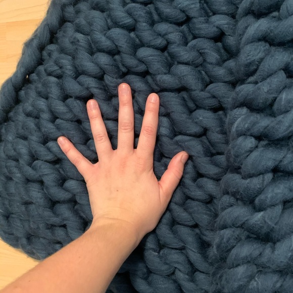 Deep blue thick knitted blanket - Picture 3 of 8